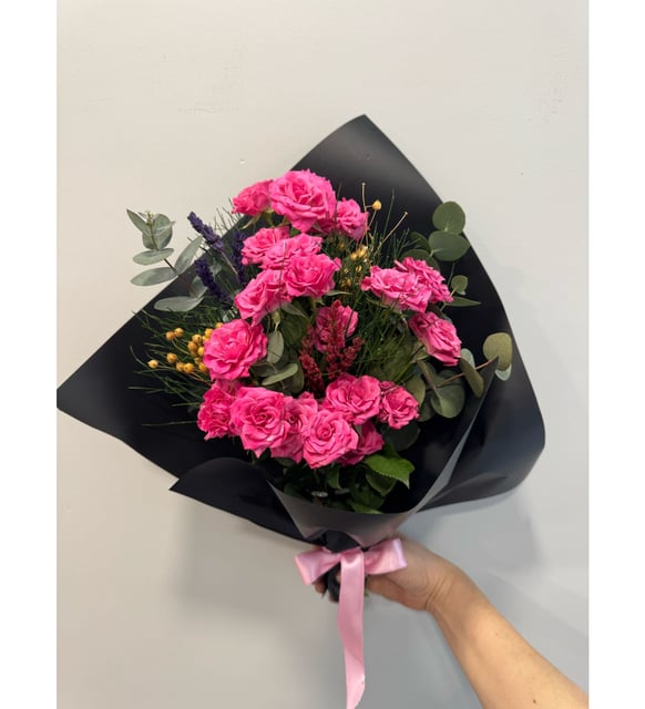 Siyah Bukette Pembe Çardak Güller